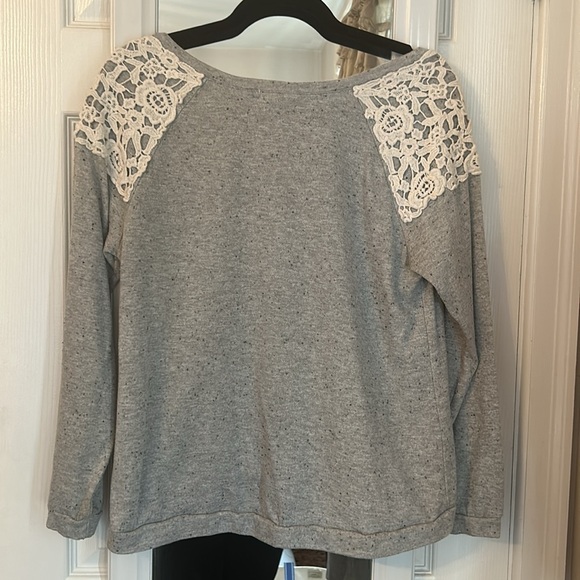 crochet shoulder sweatshirt - Picture 4 of 4